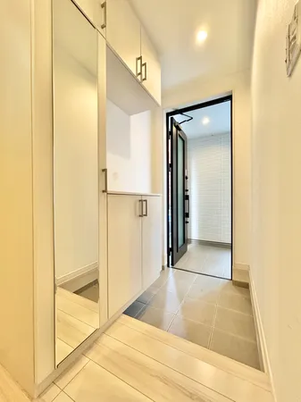 【玄関】下足入にミラーが設置されているので、お出かけ前の身だしなみチェックもスムーズに行うことができます。