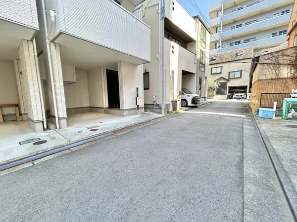 【前面道路】前面道路はきれいに舗装されており、自転車やベビーカーでもスムーズに走行できそうです。