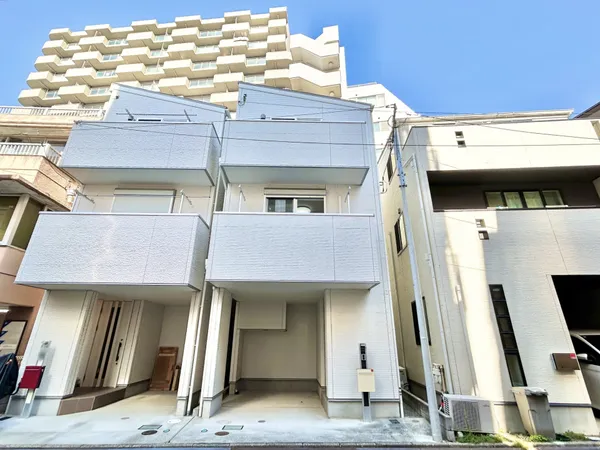 【外観写真】南側前面道路幅員は約4mです。1台分の車庫が備わっています(車種によります)。雨の日も濡れずに出入りすることができそうです。