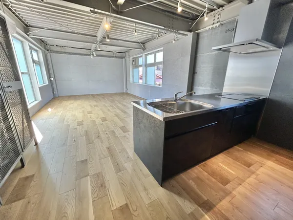 【藤沢市片瀬3丁目 店舗付住宅】湘南モノレール「湘南江の島」まで徒歩2分、江ノ島電鉄線「江ノ島」駅まで徒歩2分など、3沿線3駅利用可能。スーパーやコンビニが徒歩5分圏内と、暮らしやすい住環境です。