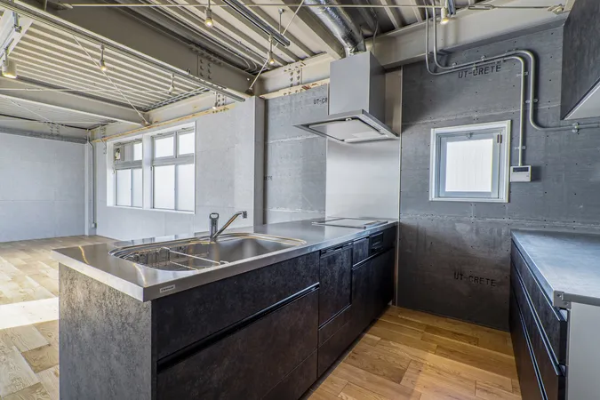 【キッチン】キッチンからリビング・ダイニングが見渡せますので、ご家族の気配を感じながら家事をすることができます。