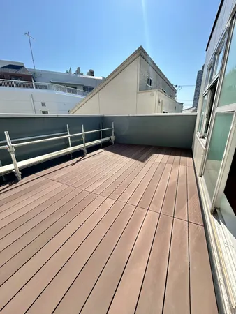 【バルコニー】洗濯物の外干しにも役立つ、明るく開放的なワイド型バルコニー。南西向きにつき、洗濯物がよく乾きそうです。