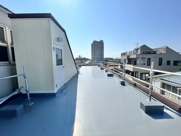 【屋上】屋上からの眺望です。前面に大きな建物はなく青い空の広がりを感じていただけます。晴天時には富士山を望めます。