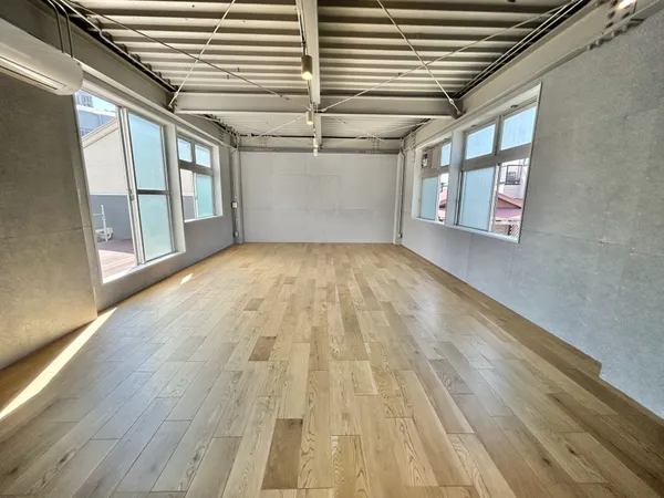 【LDK】ご家族皆様でゆったりとお過ごしいただけるリビング・ダイニングです。2面採光につき、陽当り良好です。