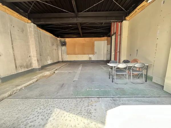 【店舗部分】1階に配された、ゆとりある広さの店舗部分です。奥には倉庫が設けられています。