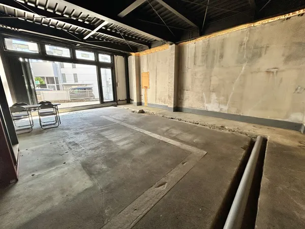 【店舗部分】南側の駐車場に面しているので、陽光が差し込みます。店舗内には、駐車場と1階の玄関内から出入り可能です。