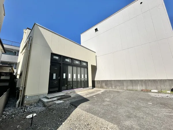 【外観】店舗部分と居住スペースがフロアで分かれているので、プライベート空間の分離が叶います。