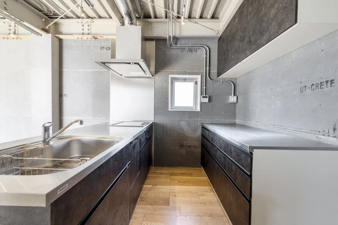 【キッチン】キッチンの背面にはカップボードが備わっています。食器などがすっきり片付きそうです。