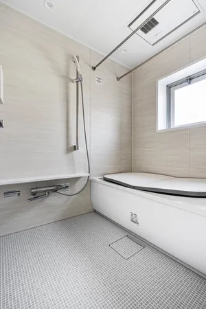 【浴室】リラックスしたバスタイムを過ごせる、温かみのある浴室です。快適にお使いいただける浴室換気乾燥が備わっています。