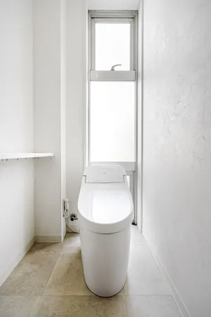 【トイレ】清潔感のあるトイレには、独立した手洗い器が備わっています。飾り棚としてもご活用いただけます。