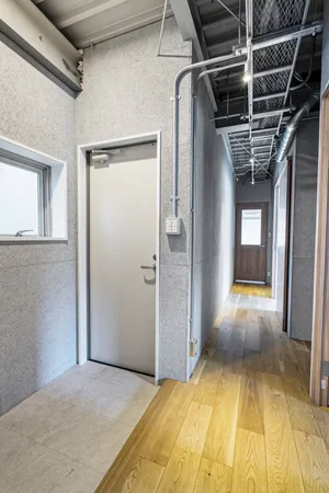 【2階玄関・廊下】廊下には、洗面室とトイレが配置されています。LDKの扉を閉めることで、玄関から室内の様子を伺われることがありません。