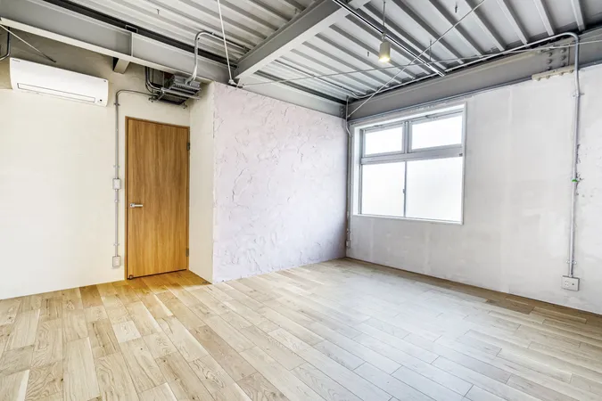 【東側洋室】大きなベッドなども配置しやすい広さの洋室。ご夫婦やご家族の寝室としても活用いただけます。