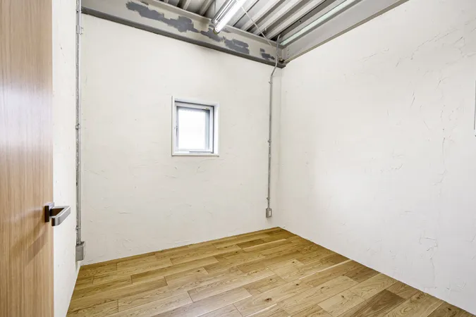 【北側洋室】帰宅動線に優れた洋室。家族が集うリビングから距離がありますので、リモートワークや勉強に集中しやすい居室です。