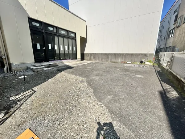 【南側駐車場】店舗に面した敷地内駐車場の様子。複数台の駐車可能です(車種による)。周辺環境と合わせて現地をご見学ください。