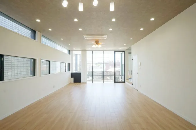 【LD】窓が多く配置されおり、明るい陽射しがたっぷり差し込みます。