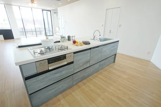 【アイランドキッチン】アイランドキッチンは開放感があり家族とのコミュニケーションもとりやすく、動き回りやすいので使い勝手が良いのも嬉しいところ。※写真中の家具・調度品は販売価格に含みません