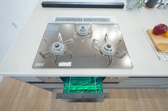 【3口ガスコンロ】お料理の幅が広がる3口ガスコンロ。※写真中の家具・調度品は販売価格に含みません