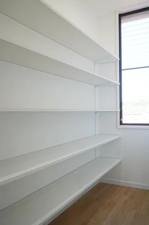 【パントリー】食品や食器などを収納できるパントリー。それ以外にも、普段あまり使わない調理器具をしまうなど、その使い勝手は多様。入りきらない調味料類や、備蓄庫として利用可能です！