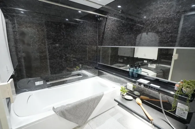 【浴室】浴槽のお湯を循環させて、肩や腰にお湯を当ててリラックスできる機能の楽湯付です。雨の日の衣類乾燥に役立つ浴室乾燥機付きです。※写真中の家具・調度品は販売価格に含みません