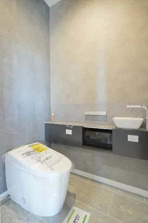 【３階トイレ】2階と3階に快適な温水洗浄便座付きトイレを設置。3階トイレは手洗場が設置されており、利用後の手洗いもスムーズで衛生的です。※写真中の家具・調度品は販売価格に含みません