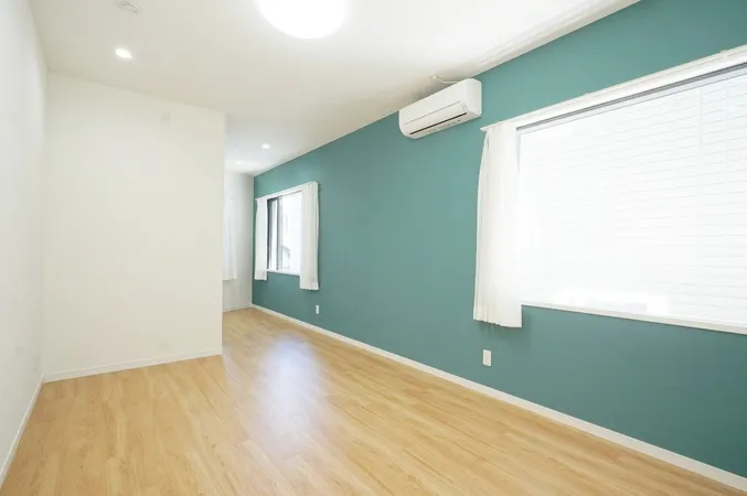 【洋室（約10.5帖）】お掃除のしやすいフローリング仕様です。