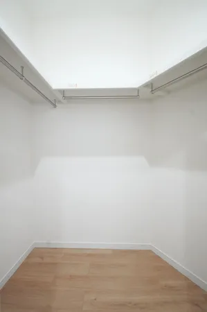 【洋室（約10.5帖）ウォークインクローゼット】ウォークインクローゼットが設けられており、空間を有効にすっきり保つことができます。