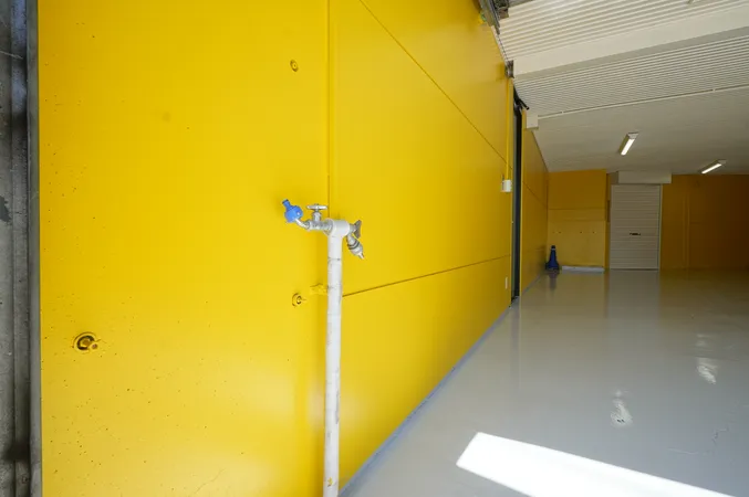 【ガレージ・倉庫】屋外水栓が設置されており、洗車をするのに便利です。