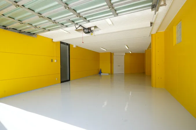 【ガレージ・倉庫】大切な愛車を雨風から守ってくれるガレージが設けられています。