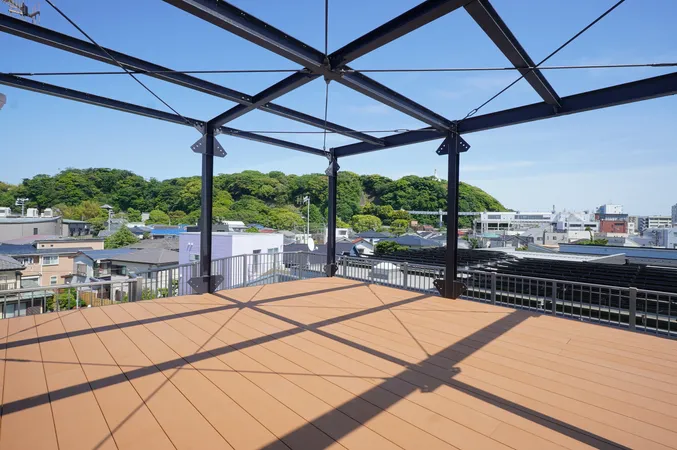 【屋上ウッドデッキ】BBQをしたり、お子様のプール遊びをしたりと、様々な使い方ができるウッドデッキ。