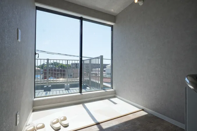 【屋上ペントハウス】内階段を通して屋上ルーフバルコニーへ行くことができます。