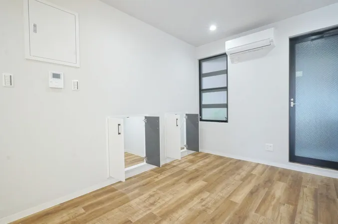 【洋室（約16.5帖）収納】階段下を利用した収納があります。