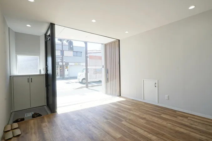 【洋室（約16.5帖）】道路に面して大きく開けた窓があり、開放感があります。