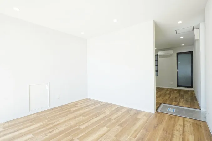 【洋室（約16.5帖）】袖壁があるので、手前側を店舗、奥側を事務所などとしても利用可能です。