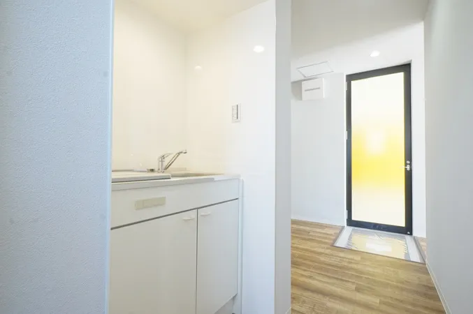 【1階ミニキッチン】洋室約16.5帖にはミニキッチンがあり、飲み物を用意したり、簡単な食事を作ることができ便利です。