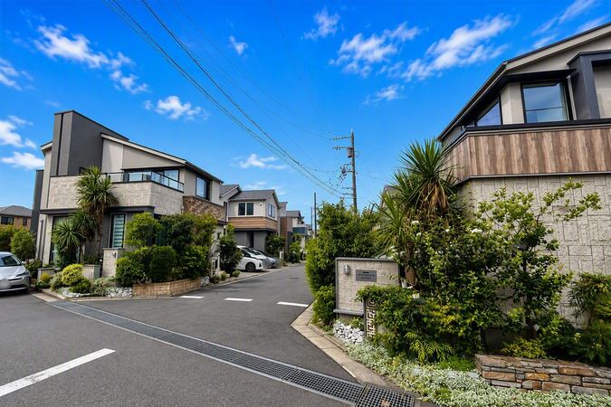 藤沢市亀井野 戸建 前面道路含む外観 藤沢市亀井野 戸建 前面道路含む外観