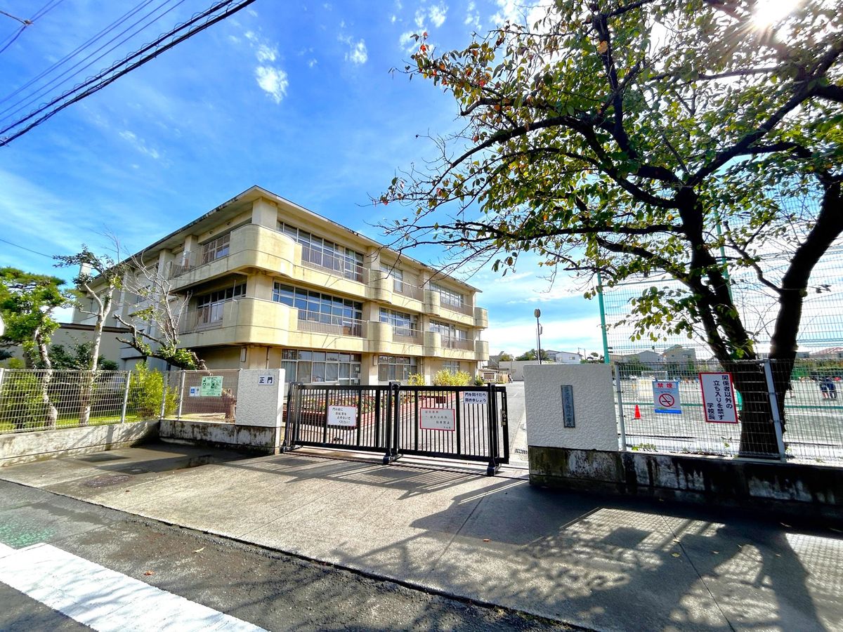 藤沢市鵠沼松が岡4丁目 戸建 藤沢市立鵠洋小学校(約720m) 藤沢市立鵠洋小学校(約720m)
