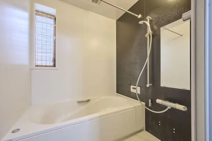【浴室】リラックスしたバスタイムを過ごせる、温かみのある浴室です。窓が設けられていますので、自然光を採り込めるだけでなく、自然換気もできます。