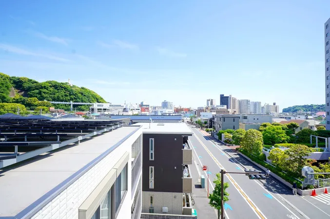 【屋上ルーフバルコニーからの眺望】屋上から山や海を眺めることができ自然を身近に感じながら生活できます。（季節・天候による）