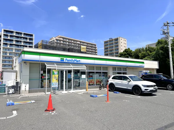 徒歩9分。酒類・たばこなどの取り扱いがあります。24時間営業なので、食後のデザートや軽食などのご購入の際に気軽に立ち寄れます。