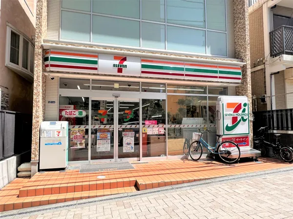 徒歩12分。24時間営業。揚げ物総菜やセブンカフェ、セブンミールが利用できるコンビニエンスストア。ATMやマルチコピー機が設置されています。