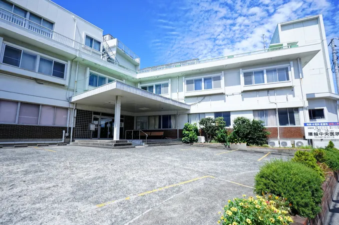 徒歩9分。診療時間は【月・火・水・金】8:30～12:00/14:30～17:00 【木・土】8:30～12:00。診療科目は内科、産科、小児科、皮膚科です。
