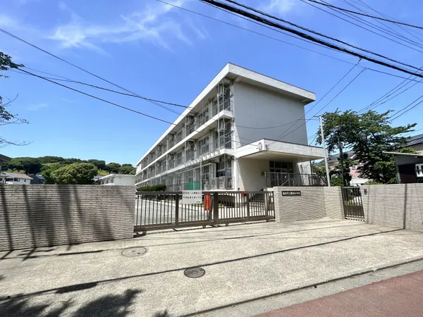 徒歩9分。明治5年に創立された歴史ある小学校。藤沢市と鎌倉市の市境にあり、江の島海岸や片瀬山公園など、自然に囲まれた環境にあります。