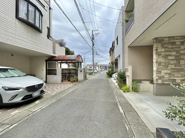 【前面道路含む現地写真/北西側】スーパーまで徒歩4分、コンビニまで徒歩9分。日頃のお買い物に利用しやすい施設が揃っています。