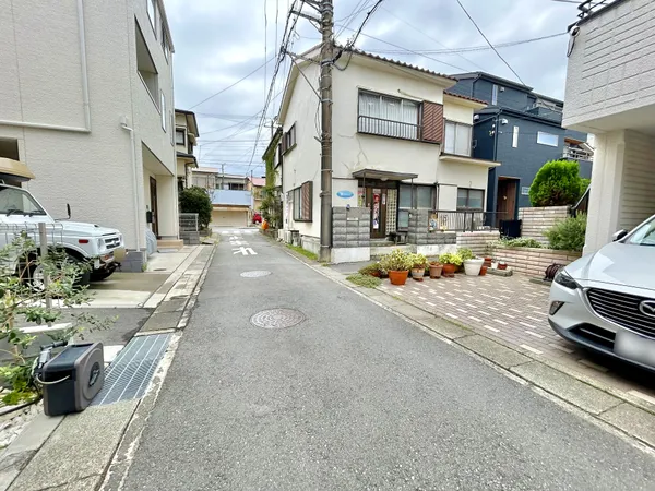 【前面道路含む現地写真/北西側】周辺環境も併せてご案内させていただきます。実際の住環境をぜひ現地でお確かめください。