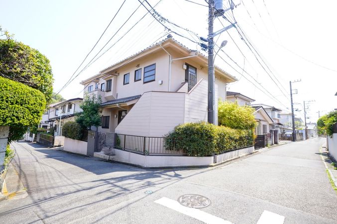 藤沢市本藤沢3丁目 戸建 前面道路含む外観 藤沢市本藤沢3丁目 戸建 前面道路含む外観