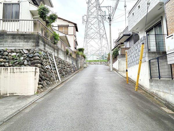 戸塚区矢部町 古家付土地 前面道路含む外観 戸塚区矢部町 古家付土地 前面道路含む外観