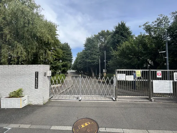 徒歩5分。「自ら学び、人とかかわり、創り出す　子を育てます。」を教育スローガンに掲げています。