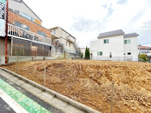 泉区白百合2丁目 2区画 前面道路含む外観