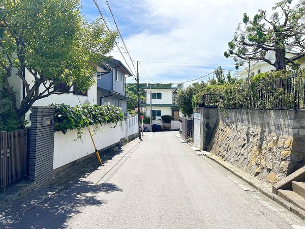 戸塚区南舞岡1丁目 古家付き土地 前面道路含む外観 戸塚区南舞岡1丁目 古家付き土地 前面道路含む外観