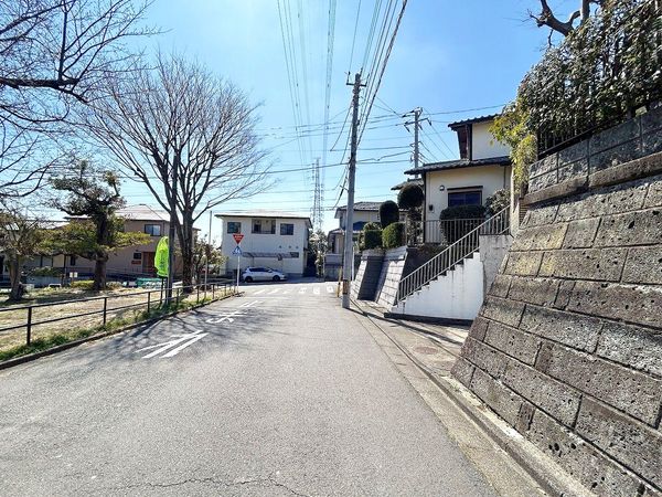 戸塚区鳥が丘 土地 前面道路含む外観